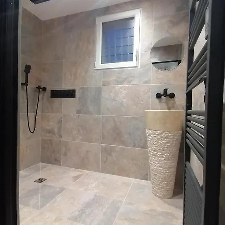 Gites Deco Pop Et Chaleureuse Avec Jacuzzi, Sauna, Piece Coquine Calais Exterior photo
