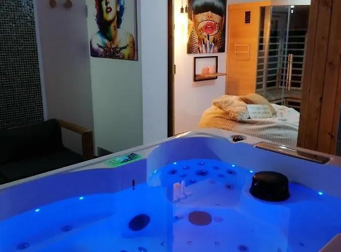 Gites Deco Pop Et Chaleureuse Avec Jacuzzi, Sauna, Piece Coquine
