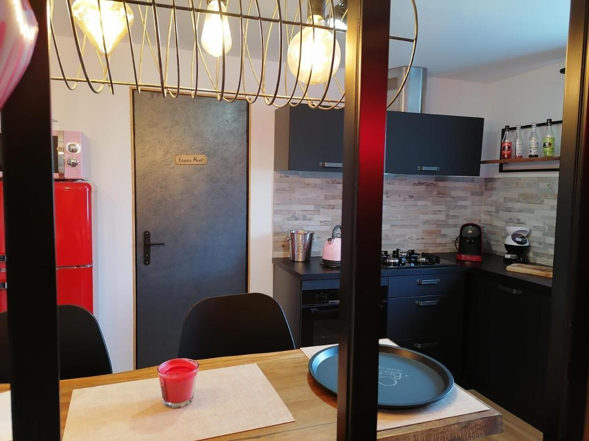 Deco Pop Et Chaleureuse Avec Jacuzzi, Sauna, Piece Coquine *