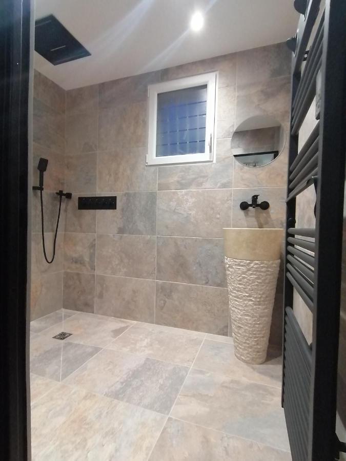 Deco Pop Et Chaleureuse Avec Jacuzzi, Sauna, Piece Coquine * Calais