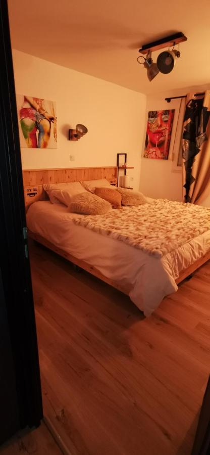 Deco Pop Et Chaleureuse Avec Jacuzzi, Sauna, Piece Coquine