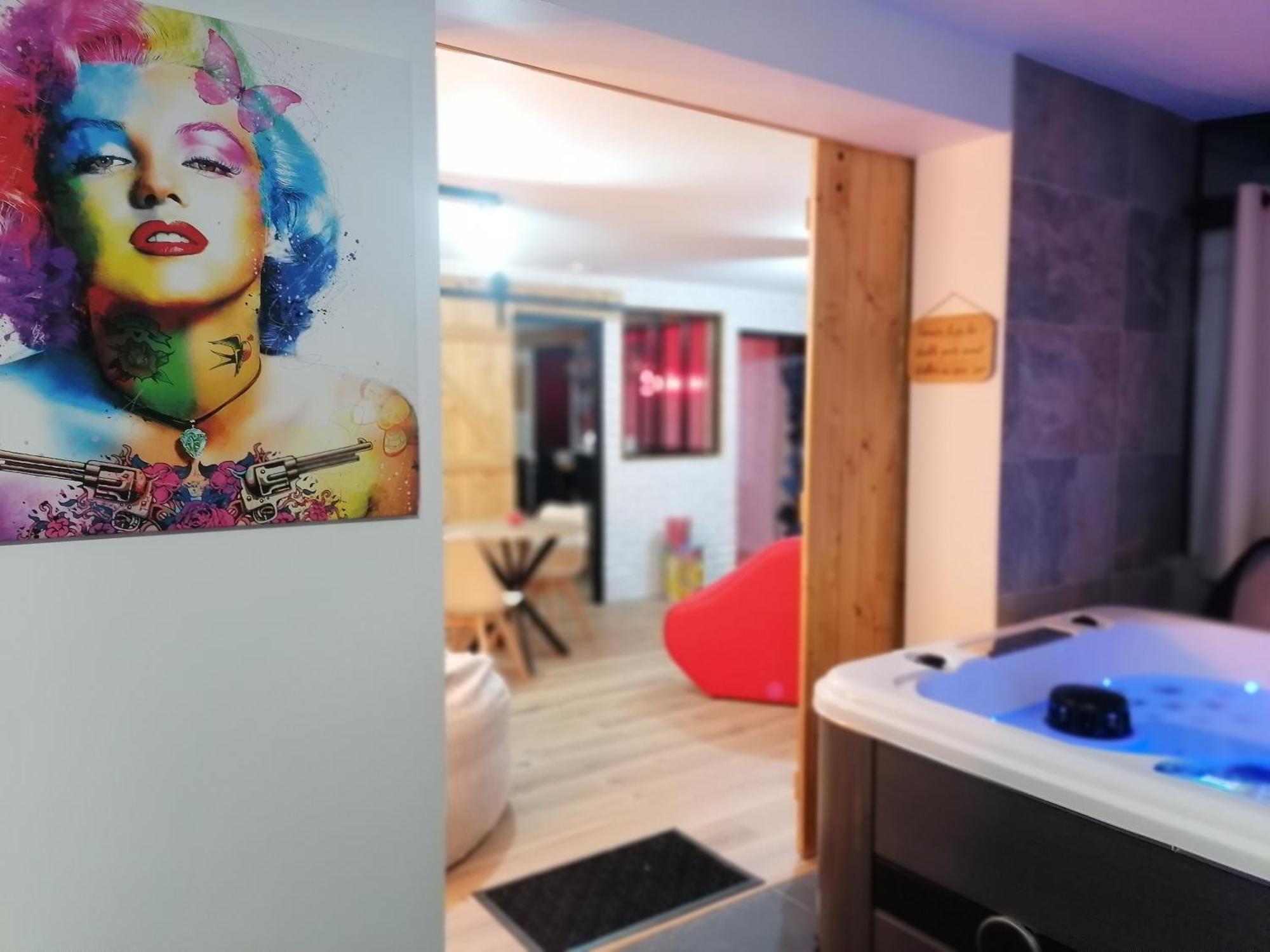 Holiday home Deco Pop Et Chaleureuse Avec Jacuzzi, Sauna, Piece Coquine *