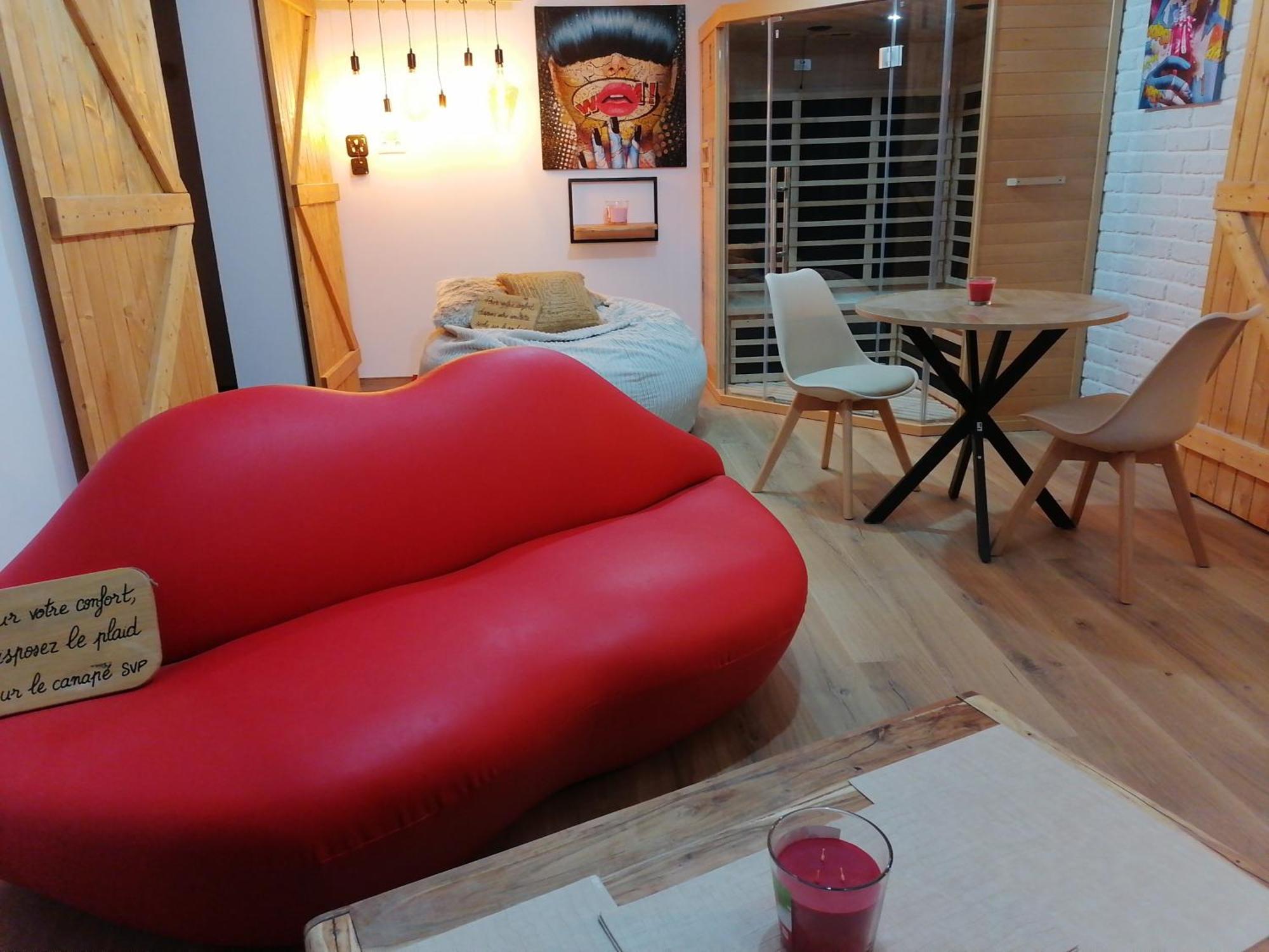 Holiday home Deco Pop Et Chaleureuse Avec Jacuzzi, Sauna, Piece Coquine Calais