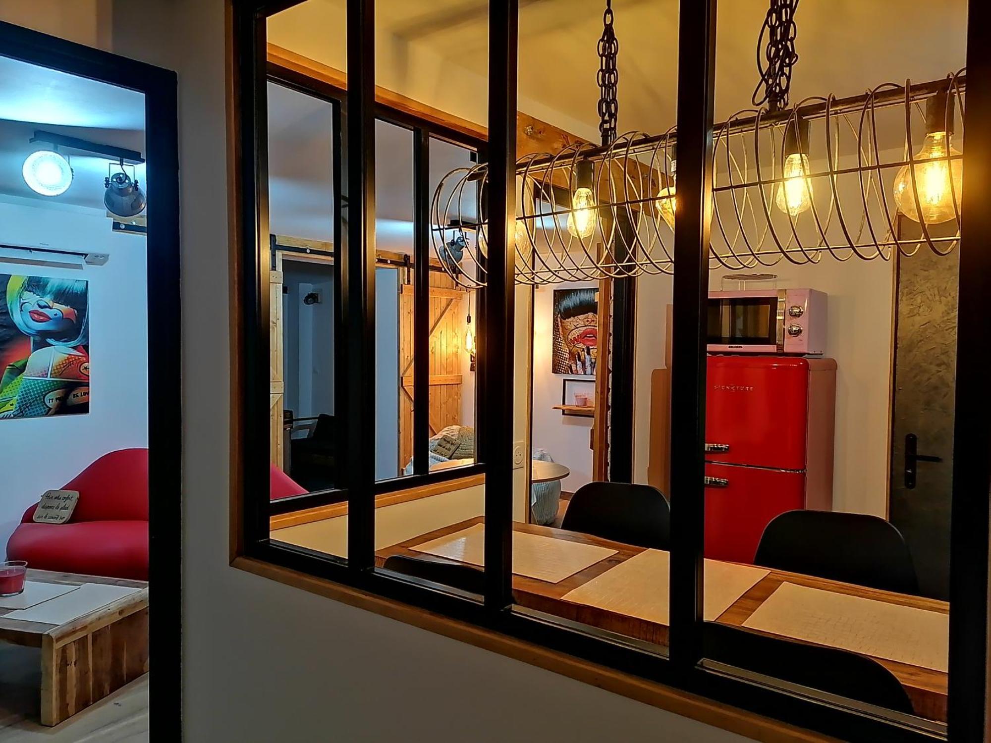 Deco Pop Et Chaleureuse Avec Jacuzzi, Sauna, Piece Coquine